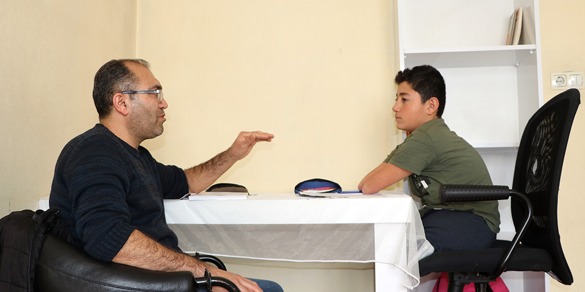 Kol ve bacakları olmayan Nakşin, lise eğitimini de evde görüyor