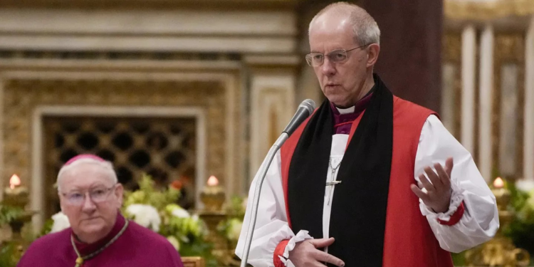 Kral Charles'a tacını giydiren İngiltere Kilisesi'nin başı, istifa etti