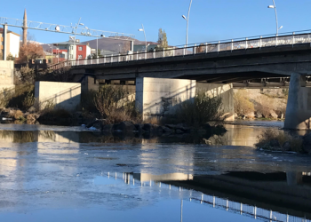 Kura Nehri'nin yüzeyi buz tuttu