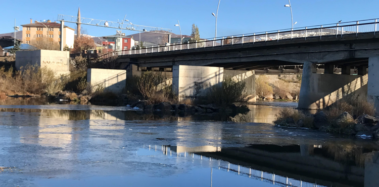 Kura Nehri'nin yüzeyi buz tuttu