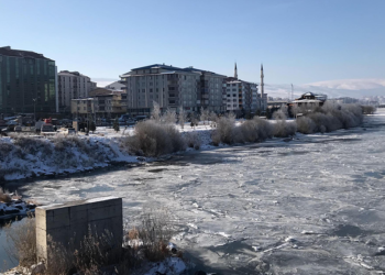 Kura Nehri'nin yüzeyi tamamen dondu