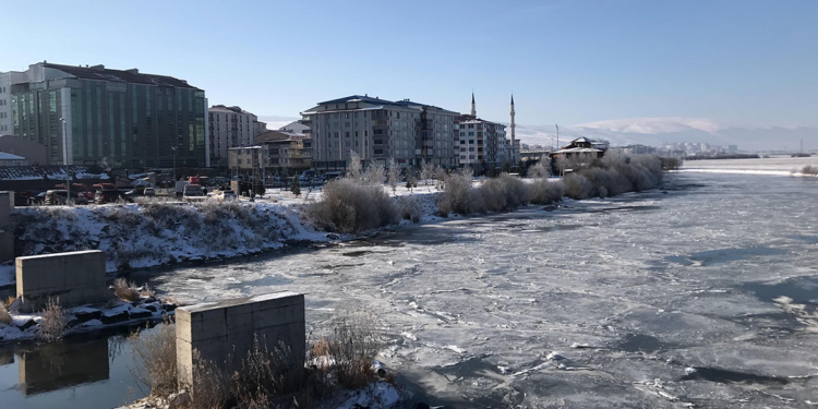 Kura Nehri'nin yüzeyi tamamen dondu
