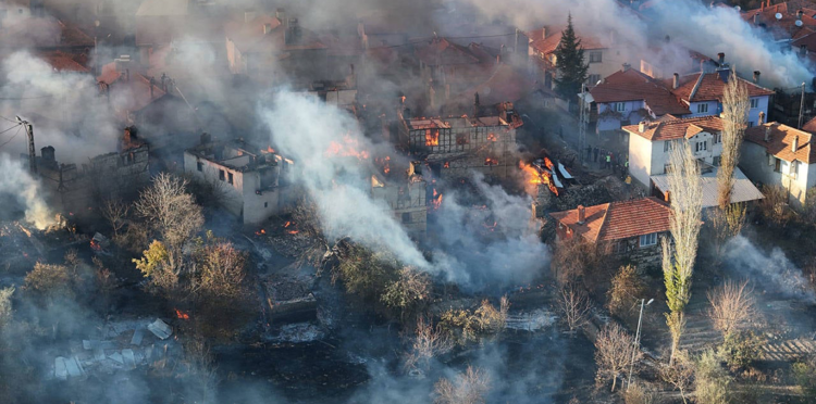 Kütahya'da köy yangını; 10'dan fazla ev küle döndü