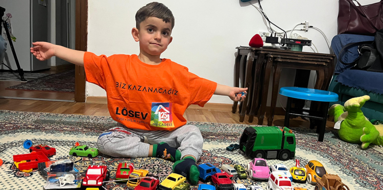 Lösemiyle mücadele ederken oyuncak araba koleksiyonu yaptı