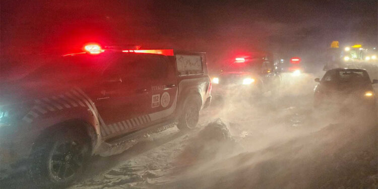 Kar nedeniyle yollarda mahsur kalan 787 kişi kurtarıldı