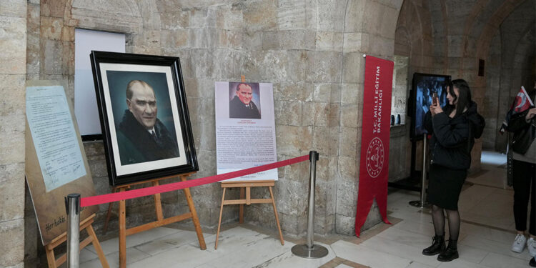 'Orijinal Atatürk Portresi Sergisi' Anıtkabir'de yoğun ilgi gördü