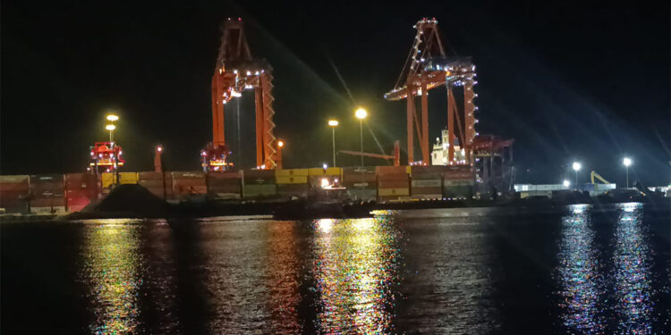 Mersin'de 'ESPERANZA B' isimli kuru yük gemisi yan yattı