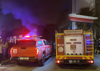 Mersin'de tekstil atölyesi yandı; 4 işçi dumandan etkilendi