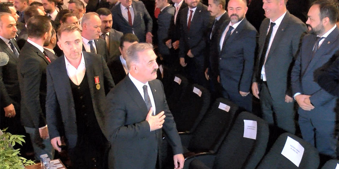 MHP Genel Sekreteri İsmet Büyükataman, "Sayın Devlet Bahçeli'nin ifade ettiği gibi terör örgütü PKK'nın önünde 3 seçenek vardır; Terör eylemlerine koşulsuz olarak derhal son vermek, silahlarıyla dağdan inip, Türkiye Cumhuriyeti devletine teslim olmak, Türk adaletinin vereceği hükme razı olarak cezalarını çekmek olacaktır. Bunun dışında herhangi bir çözüm, alternatif bir seçenek yoktur ve asla olmayacaktır. DEM Parti de silah ve siyaset arasındaki seçimini bir an önce yapmak zorundadır" dedi.