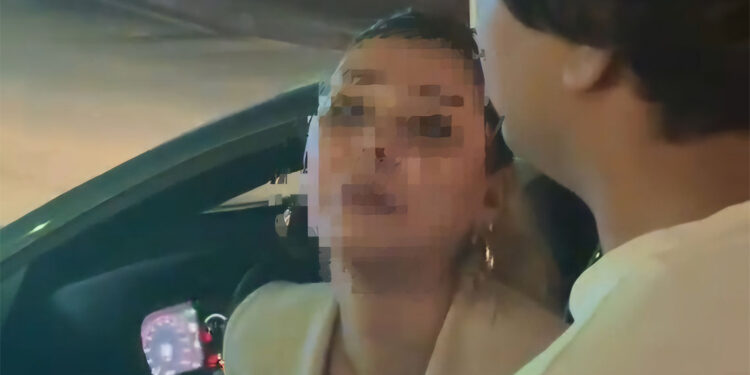 Motosiklet sürücüsüyle tartışan kadın sürücü, görüntüsünü çekene de hakaret etti