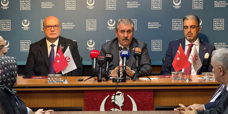 Belediyelere kayyum atamaları yasal ve hukukidir