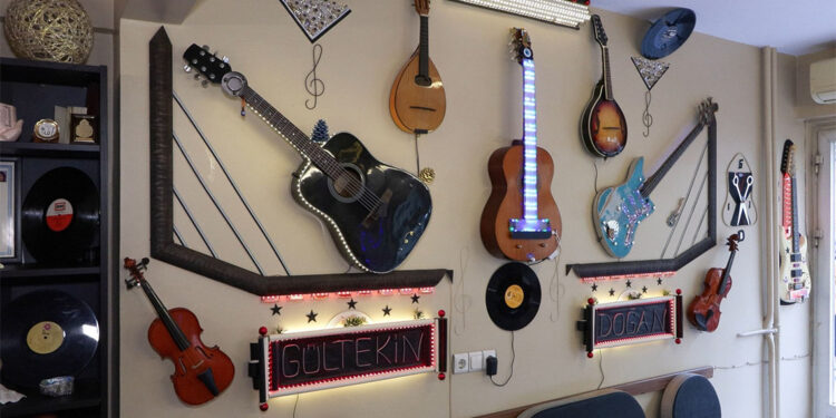 Müzik tutkunu berber dükkanını stüdyoya çevirdi