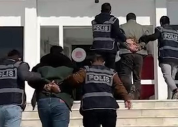 Maçta İstiklal Marşı okunurken ayağa kalkmayan 2 kişiye gözaltı