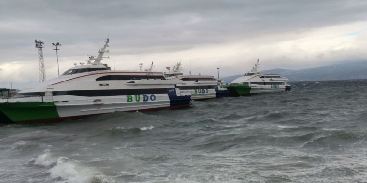 Marmara'da fırtına; seferler iptal edildi