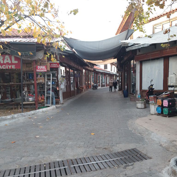 Çocukluk, hayatın en masum ve neşeli dönemidir. Her bir anı, ruhumuzda derin izler bırakan birer hatıra olarak kalır. Menteşe Arasta'da geçirdiğim çocukluk günlerim ise bu beyaz sayfanın en özel köşelerindendi.