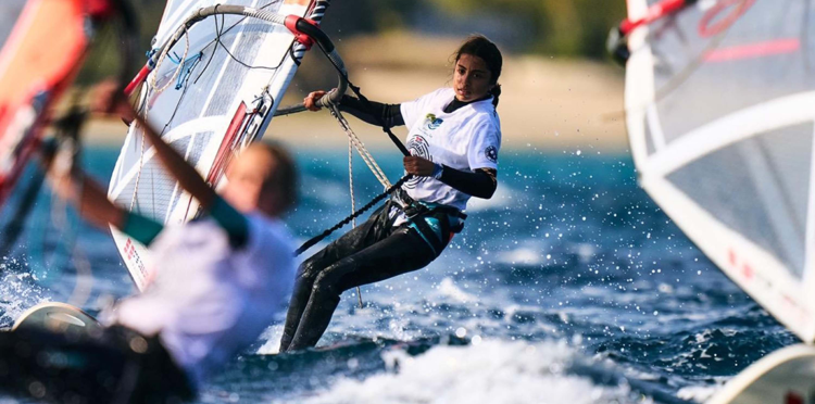 Milli sörfçüler Parla Kabasakal ve Zeynep Mavioğlu'ndan tarihi başarı