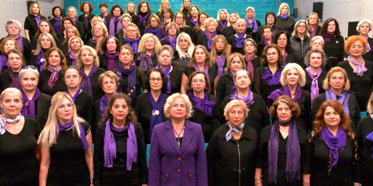 Mor fularlarla sahneye çıkıp, kadına şiddete ‘dur’ dediler