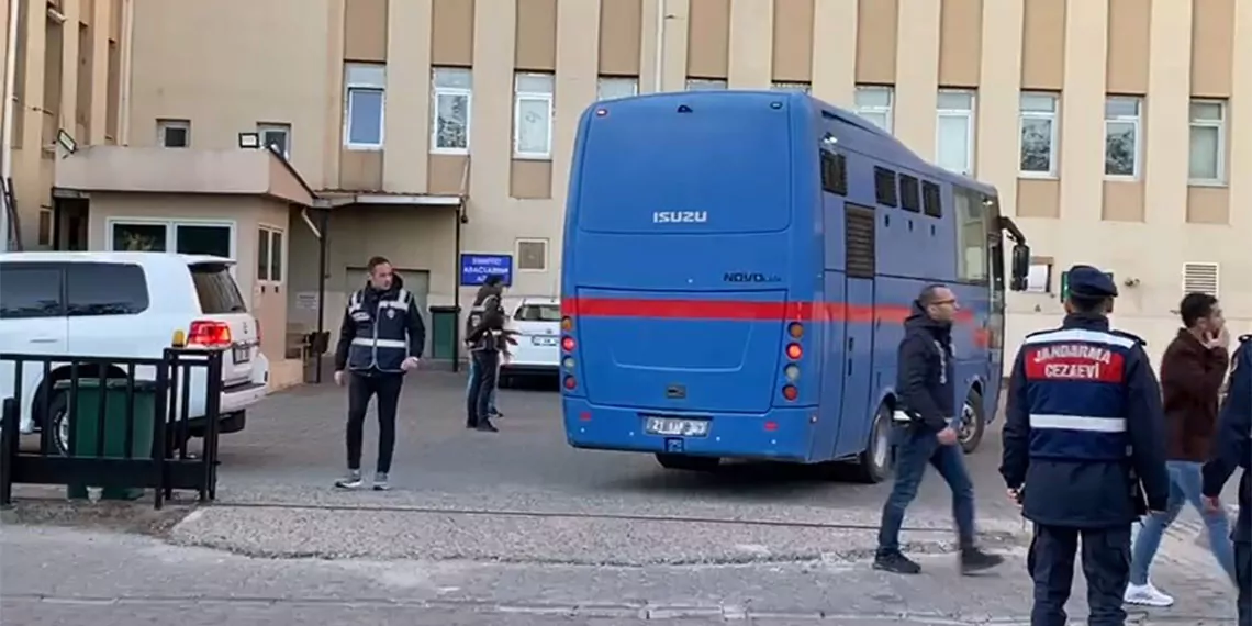 Narin güran cinayetinde tutuklu sanıklar, ilk duruşma için diyarbakır adliyesi'ne getirildi.