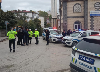 Namaz çıkışı çöp kamyonunun altında kalan emekli imam öldü