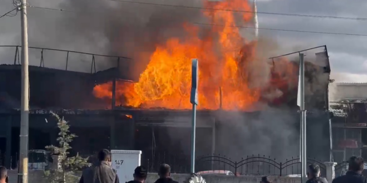 Niğde'de otomobil tamirhanesinde yangın