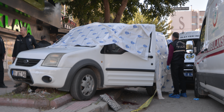 Nişanlanan eski sevgilisini tabancayla öldürüp, intihar etti