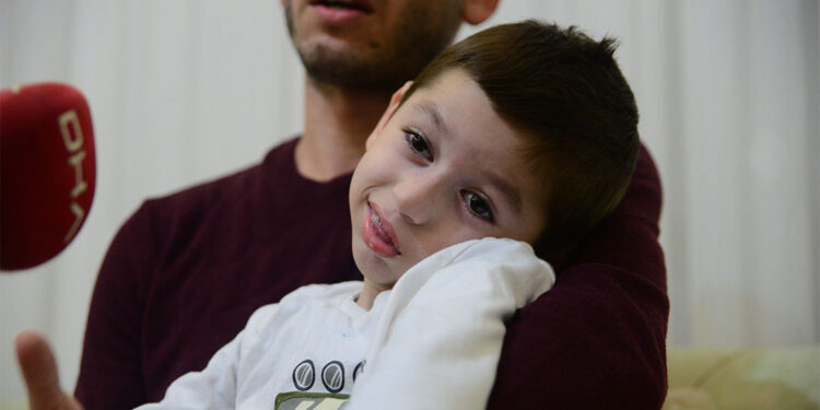 Oğlu hastanede verilen mama nedeniyle engelli kaldı