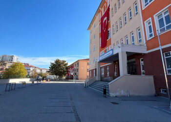 Okulun bahçesinde çökme tehlikesine karşı 'sıra'lı önlem