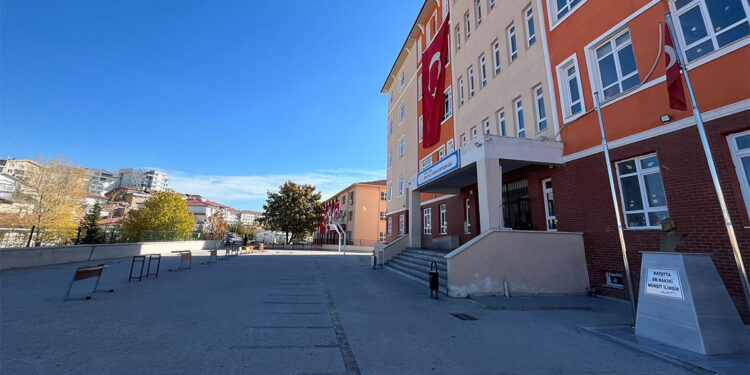 Okulun bahçesinde çökme tehlikesine karşı 'sıra'lı önlem