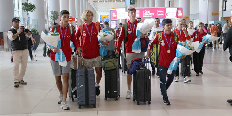 Okyanus Kolejleri'nin kız ve erkek takımları dünya üçüncüsü oldu