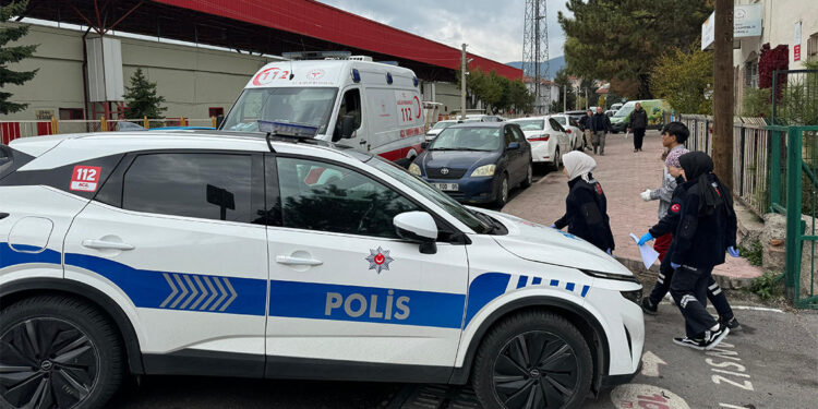 Ortaokulda iki öğrenci arasında bıçaklı kavga