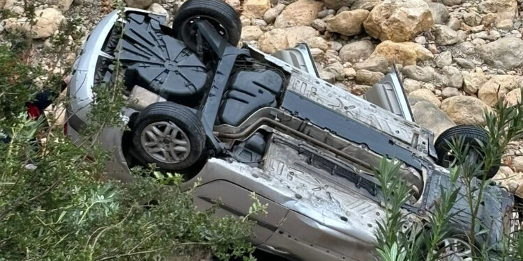 Otomobil dere yatağına yuvarlandı: 1 ölü, 2 yaralı