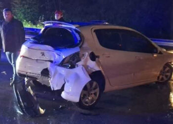 Otomobil emniyet şeridindeki otomobile çarptı: 2 ölü, 3 yaralı