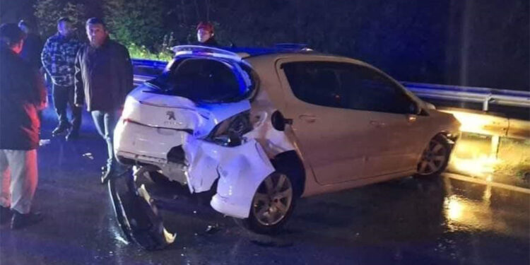 Otomobil emniyet şeridindeki otomobile çarptı: 2 ölü, 3 yaralı