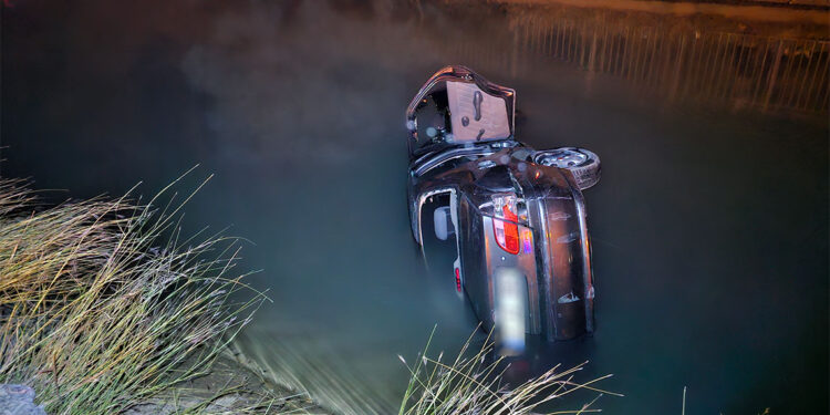 Adana'da kontrolden çıkan otomobil sulama kanalına devrildi