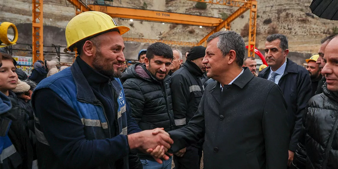 Özgür özel, çayırhan termik santrali'nde eylem yapan madencileri ziyaret etti. Özel, "madenlerin özelleştirilmesi üretim baskısını artırır, iş güvenliğini zayıflatır ve işsizliği artırır" diye konuştu.