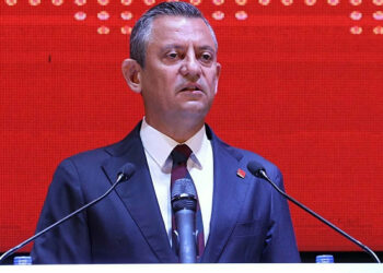 Siyasetçileri darbeyle görevden almaya tenezzül eden bir pişkinlikle muhatabız