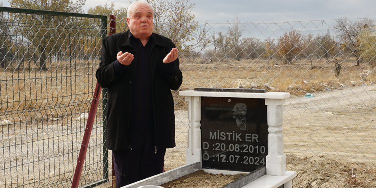 Ölen köpeği için arsa satın alıp, mezar yaptırdı