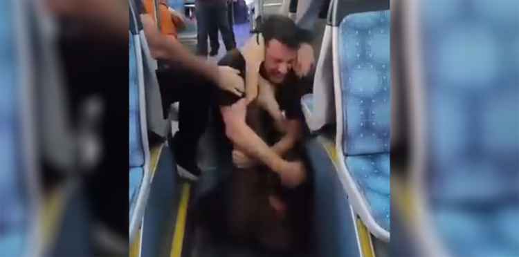 Otobüste çocuğa dayak kavgası