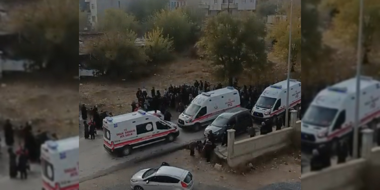 Otomobil, okul çıkışı öğrencilere çarptı: 8 yaralı