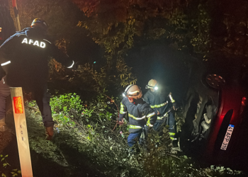 Otomobil su kanalına devrildi; aynı aileden 4 kişi yaralandı
