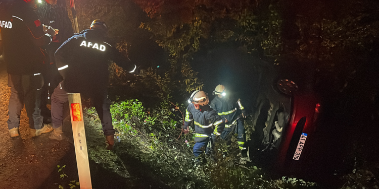 Otomobil su kanalına devrildi; aynı aileden 4 kişi yaralandı