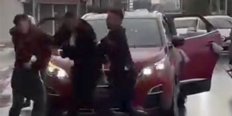 Para almak için gelin arabasının kaputuna çıktı