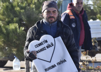 'Cennetin günahsız gülü'ne kalp şeklinde mezar taşı