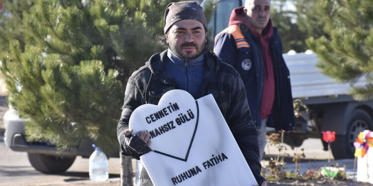 'Cennetin günahsız gülü'ne kalp şeklinde mezar taşı