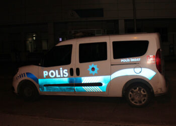 Polisin temizlemek istediği tabancası kazara ateş aldı