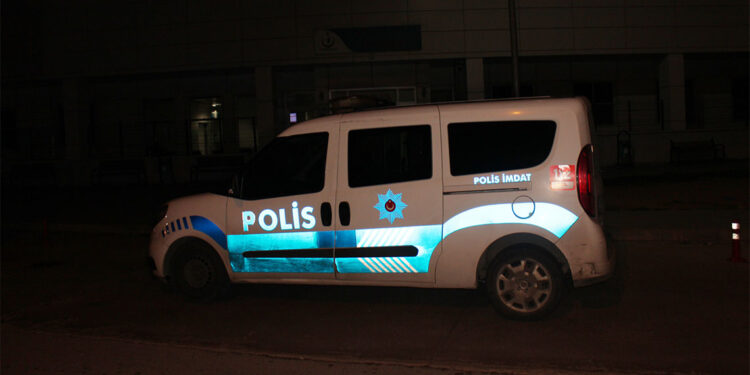 Polisin temizlemek istediği tabancası kazara ateş aldı