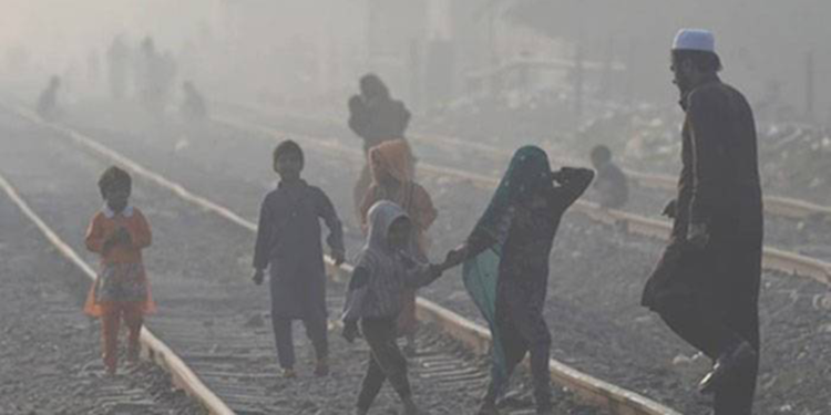 Pakistan'da hava kirliliği nedeniyle eğitime ara verildi