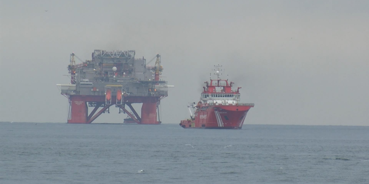 Petrol platformu İstanbul Boğazı'ndan geçti