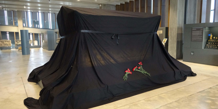 Polyksena Lahdi, farkındalık için siyah örtüyle kapatıldı