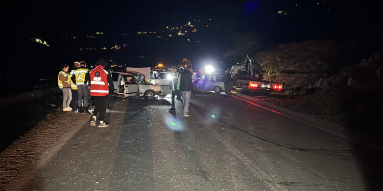 Rize'de 3 otomobil çarpıştı: 2 ölü, 8 yaralı